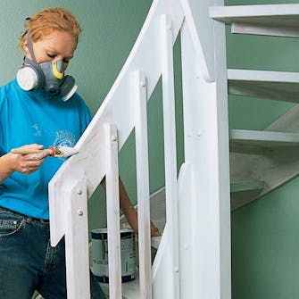 Male trapp: Primeren må herde i minst to dager før du lakkerer trappa Male trapp: Primeren må herde i minst to dager før du lakkerer trappa